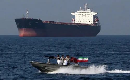 荷姆玆又關了 ! 按新協議本每天可通行12艘 如今全封了 油價飆破95美元