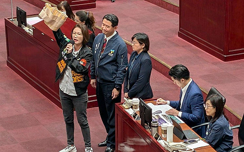 綠議員送護腰、躺平椅  酸蔣萬安對鄭麗文訪中「躺平」