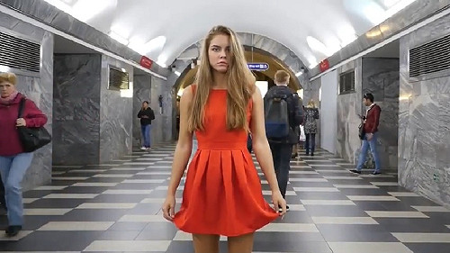 譴責偷拍行為 俄女大生地鐵掀裙引關注