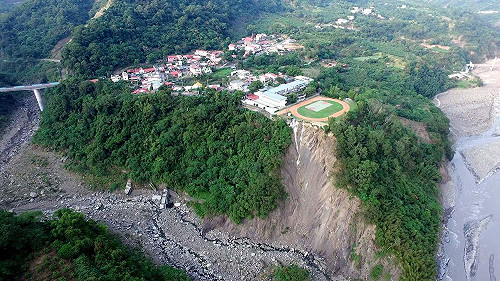 國小操場緊貼崩崖  高市教局：已辦理後續固坡