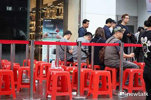 iPhone X現貨只有五萬支 預購領完人潮散