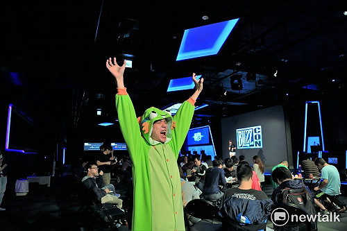 暴雪直播派對在凌晨  不畏風雨時差現場座無虛席