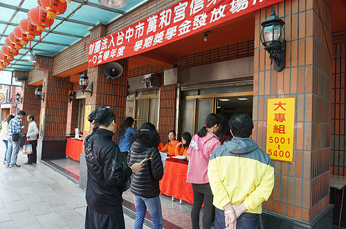 獎學金得主真情流露：獎金放口袋、獎狀給老爸