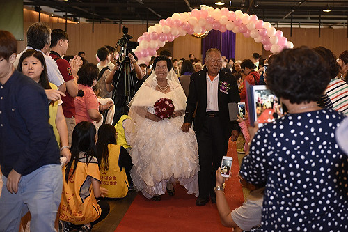 走過一甲子 鑽石婚表揚讓阿公阿嬤重溫舊夢