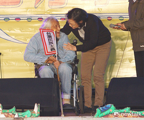 蔡英文現身凱道慶祝史明百歲   民眾高喊「獨立建國」