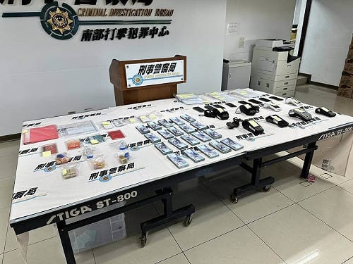 詐團勾結通訊行「刷卡換現金」　警破獲水房逮21人