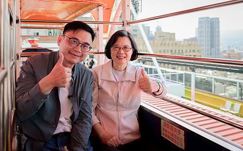 賴瑞隆高雄帶路   蔡英文朝聖全台歷史最久頂樓樂園 