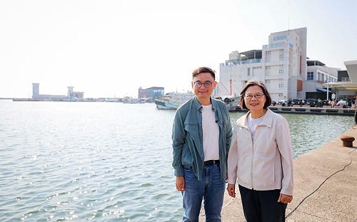 陪蔡英文體驗蚵仔寮海味魅力 賴瑞隆自許接棒陳其邁建設大高雄 