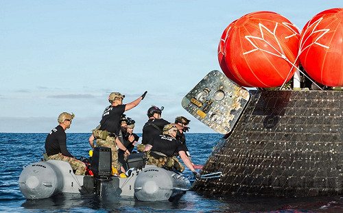 「誠信」抵達！美海軍救援部隊成功回收「阿提米斯2號」太空艙