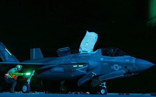 (影) 美軍15艦封鎖荷姆茲! 戰機夜航起降 伊革命衛隊對峙 戰事風險升高