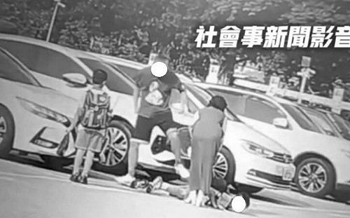 北市狠父怒踹兒畫面曝！警方介入調查   網：太超過了  