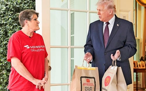 （影）怎麼又是她? 白宮「麥當勞外送員」被踢爆是「臨演」 網批政治操作