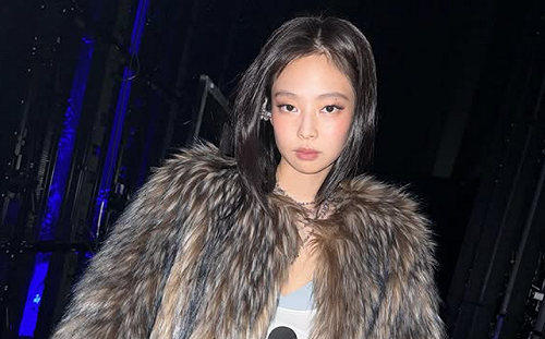 又翻車？Jennie登科切拉音樂節「比中指」挨轟