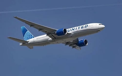 驚險瞬間！美聯合航空客機降落事故  路燈被撞斷、卡車遭波及釀1人傷