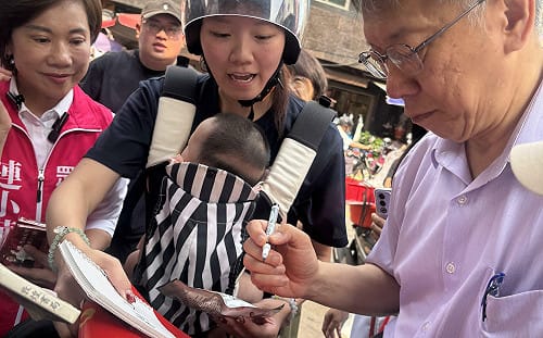 柯文哲、陳佩琪豐原掃街 攤商落淚力挺連小華進議會