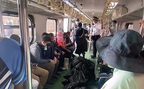 把台鐵當私人貨運！硬搬8大袋行李致列車延誤 網：為省運費太自私