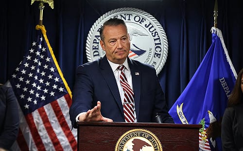 川普強硬移民操盤手下台！ICE局長將離任 揭發詐騙資金「直通中國軍方」