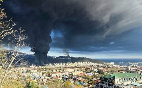 (影) 場面如火山爆發! 俄圖阿普謝油庫大火延燒 烏再襲盧干茨克重創補給線 