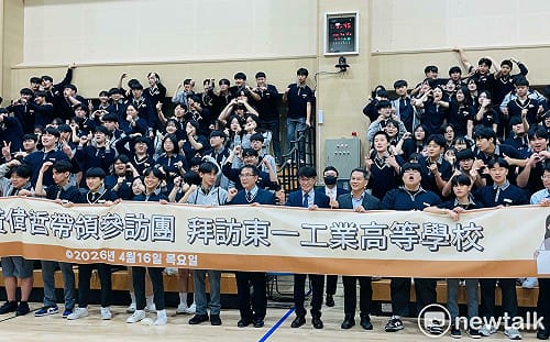 韓國平澤高中生愛上台南鳳梨  黃偉哲進入韓國校園推廣台南農產