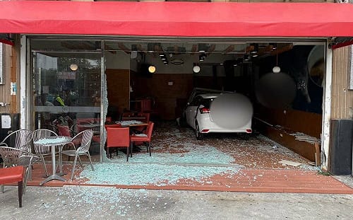 婦人開車衝進咖啡店！客人遭撞傷送醫 肇事原因待查