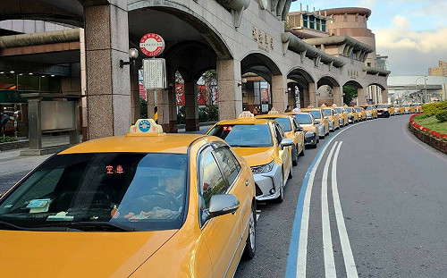 比基尼辣妹露奶邀「路邊做X」！運將展驚人定力 獲網友盛讚　