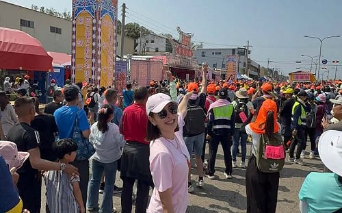 賈永婕現身白沙屯進香  鑽轎底成功嗨喊「我好幸運」