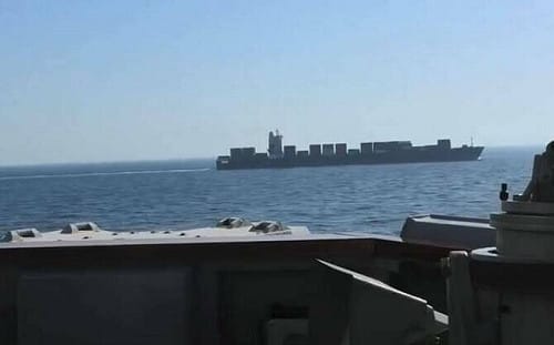 伊朗貨輪試圖突破美軍封鎖！川普：遭美驅逐艦強勢開火擊中並扣押