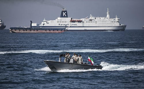 (影) 革命衛隊開火反擊了! 伊貨輪遭美軍砲擊登艦 伊稱以導彈、無人機報復