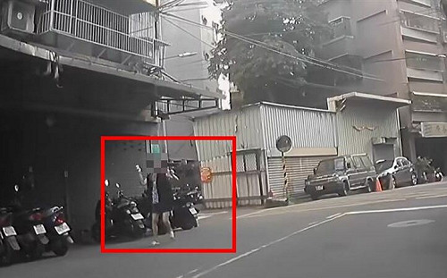 板橋婦人持雙刀揮舞嚇壞路人！警噴辣椒水壓制送醫法辦