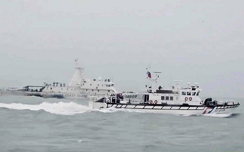 （影）金門海域再傳侵擾！中國4海警船及1海事局船闖限制水域　海巡一對一併航強勢驅離