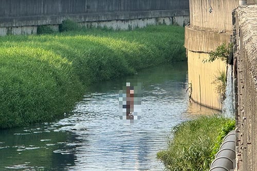 台南男子騎機車誤闖國道出車禍　跳到河道被救起