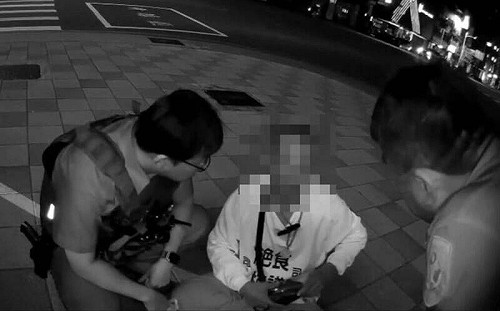 高雄男不滿闖紅燈遭開單！派出所靜坐抗議還躺馬路中 下場曝光