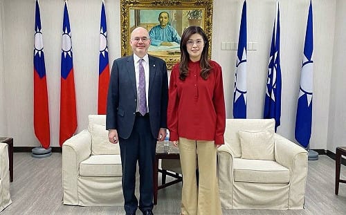 藍3800億軍購有望轉彎？ 谷立言今奔國民黨拜會鄭麗文 