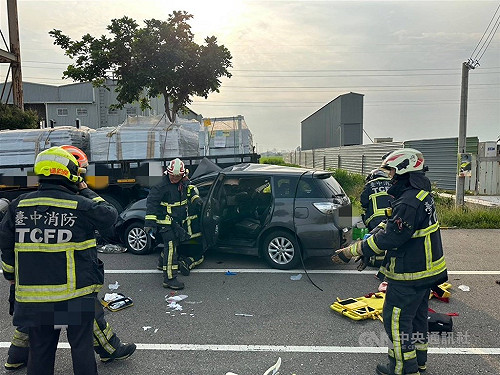 台中龍井轎車自撞奪2命　肇逃駕駛落網