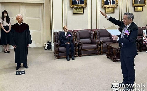 許忠信首進委員會與劉世芳熱絡寒暄　李貞秀提告攻防持續延燒