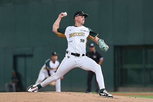 陳文杰4安猛打助雄鷹並列第1　坎南奪轉隊首勝