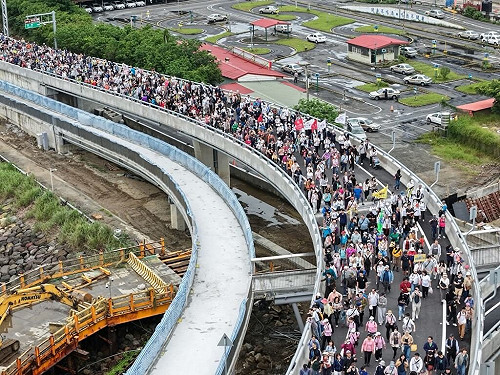 淡江大橋健行湧人潮　綿延隊伍飽覽淡水河口景觀