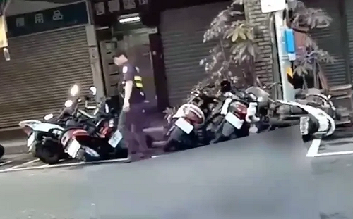 美籍男酒後大鬧西門町！沿途推倒8輛機車 遭警壓制帶回 