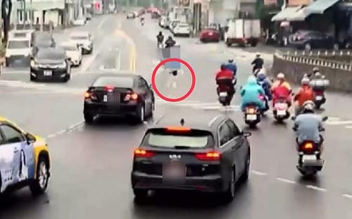 高雄行人闖紅燈過馬路！逼停20輛汽、機車 網轟：帝王出巡