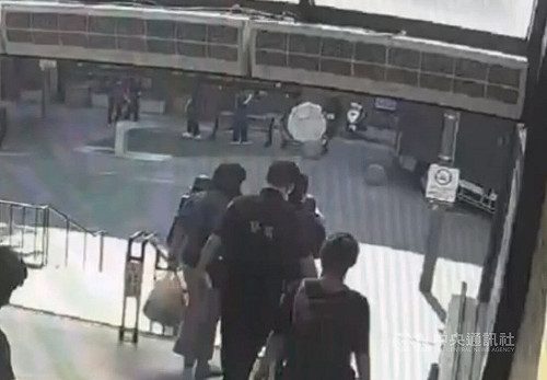 北車地下街借錢起口角　女子丟水壺攻擊遭法辦