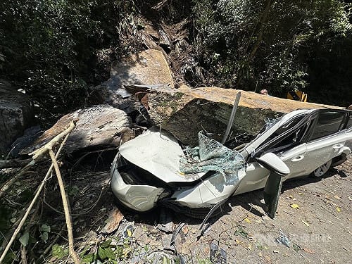 新北烏來落石砸毀路旁停車　車主釣魚逃過一劫
