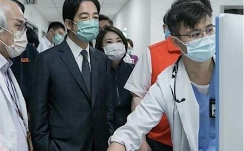 幫柯文哲護航反踢鐵板？蘇一峰翻賴清德舊照開酸 遭現場醫師打臉