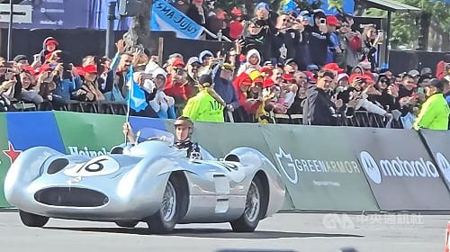 阿根廷F1熱潮再起  22歲F1車手返國展演逾60萬人到場