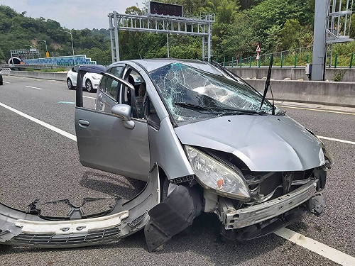 國4潭子段變換車道不當釀禍 小客車翻覆2人送醫