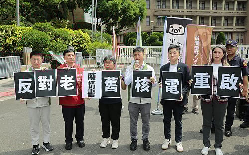 台灣前進偕民團再赴行政院 要求重啟核電「必須環評」  