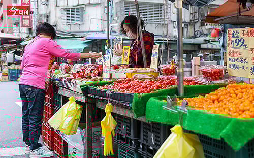 塑膠袋用量高，市場攤商「限塑令」成關鍵！減塑原地踏步 環境部應出手控管供需