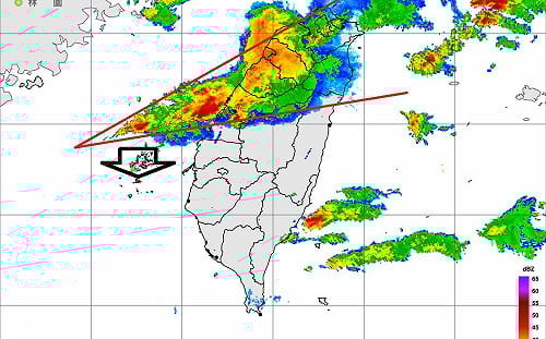 「豪雨製造機」成形了！煙囪雲盤踞中彰沿海　鄭明典示警：恐帶局部大雨