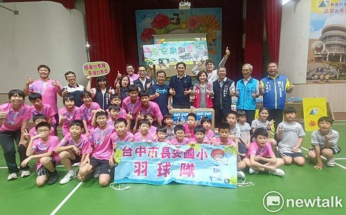(影)廖偉翔牽線民間資源  捐贈1,800顆羽球 助長安國小羽球隊揮拍追夢