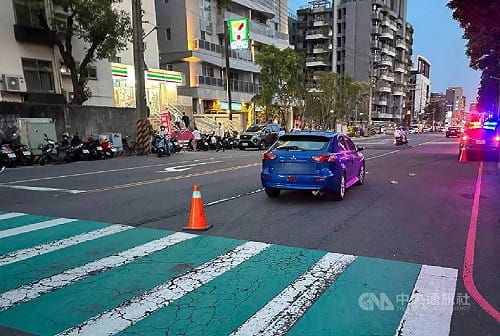 台中男開車轉彎撞上行人　女子搶救2天不治