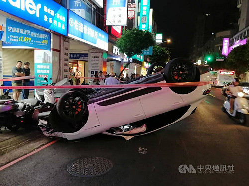 新北永和轎車衝撞變電箱翻覆　肇事駕駛涉毒駕
